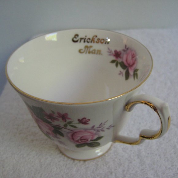 Queen Anne bone china teacup & saucer - Picture 4 of 5